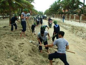 Bộ đội và TN xung kích khắc phục hậu quả lũ bão số 9.