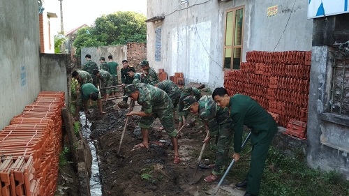 Đoàn cơ sở Phòng Tham mưu Bộ CHQS tỉnh hành quân làm công tác dân vận