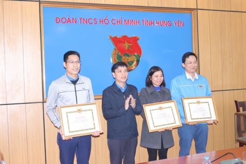 Chị bộ Tỉnh đoàn thanh niên Hưng Yên trao quyết định khen thưởng năm 2018