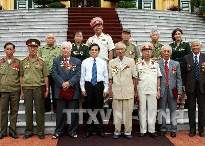 Chủ tịch nước Nguyễn Minh Triết tiếp các đại biểu cựu chiến binh Trung đoàn 803, Liên khu 5