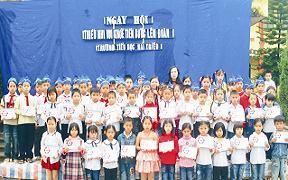 Liên đội trường tiểu học Hải Triều trao phần thưởng Hoa điểm 10
