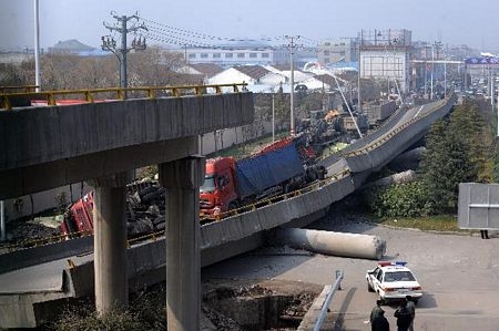 Trung Quốc: Kinh hoàng sập cầu vượt, 3 người bị thương